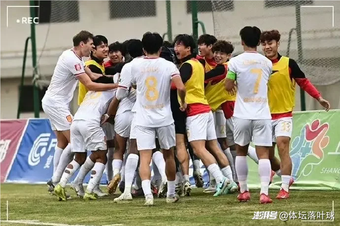 足球报:张外龙这几年一直关注铜梁龙,冲超后他独坐良久_张外龙7秒进攻战术_重庆铜梁龙冲超成功