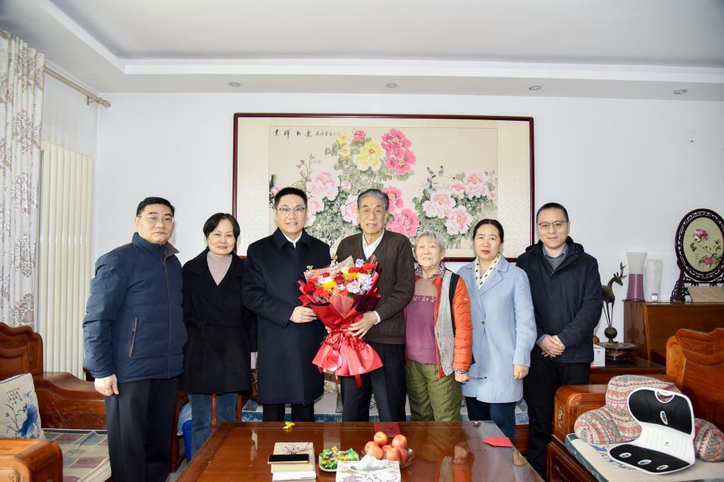 校领导春节前夕开展走访慰问活动_澎湃号·政务_澎湃新闻-The Paper