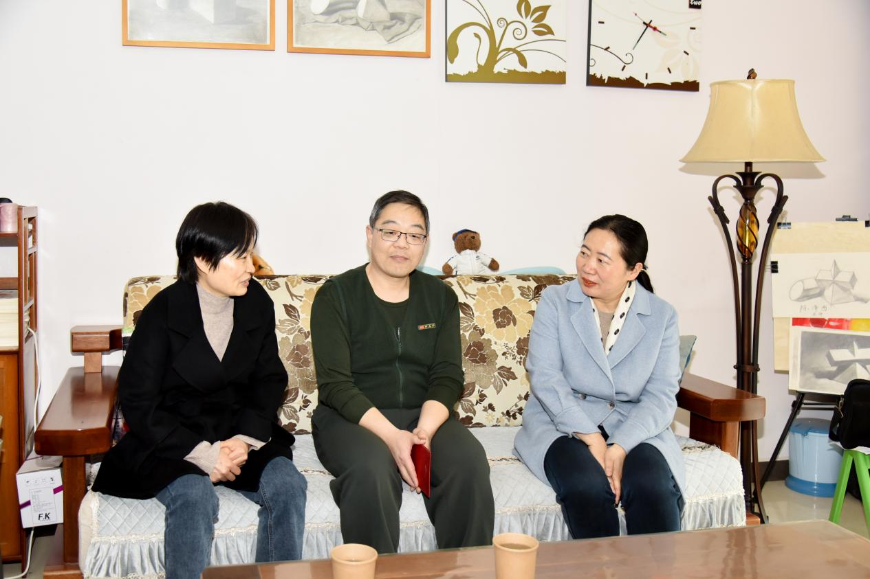 校党委副书记工会主席田华走访慰问退休老干部困难职工_退休老干部日常生活起居精神文化需求_老干部局春节慰问活动