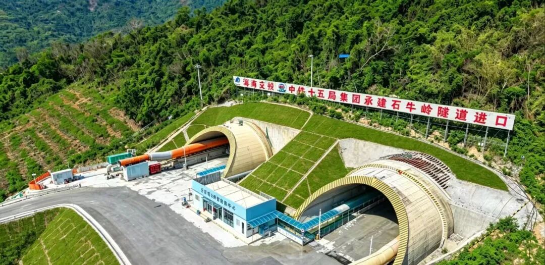新突破！大三亚段扩容工程石牛岭隧道左洞掘进千米(图2)