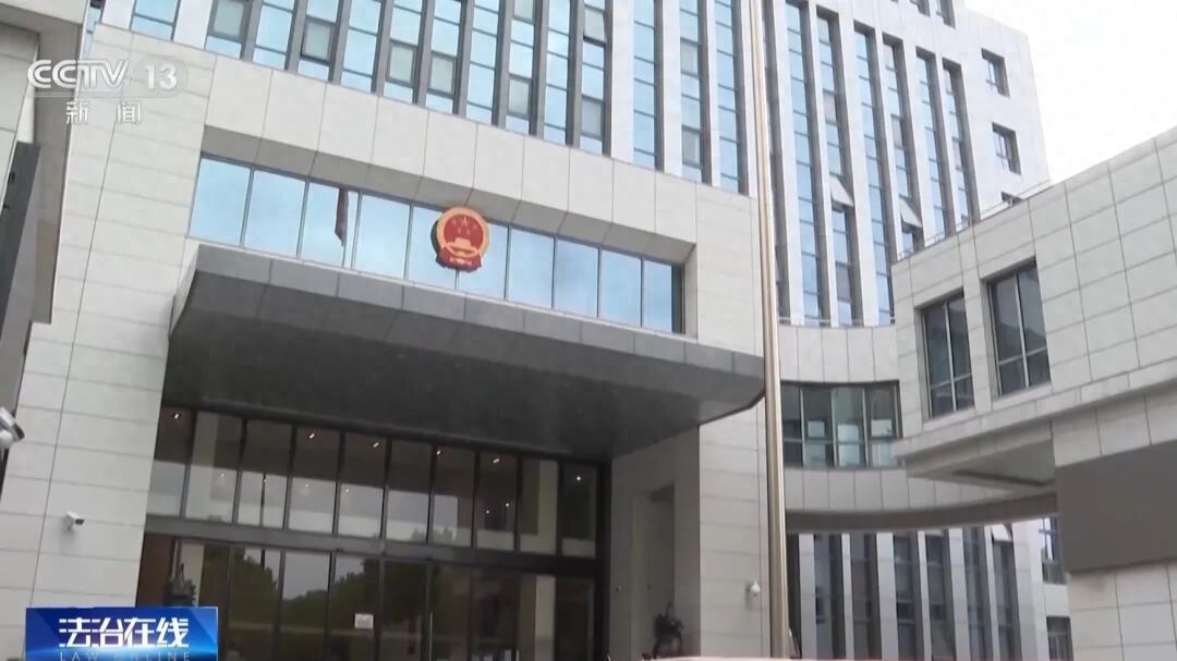 闪婚后男子将父母所赠房产登记妻子名下，闪离后女方要求按99%比例分割房产，法院判了