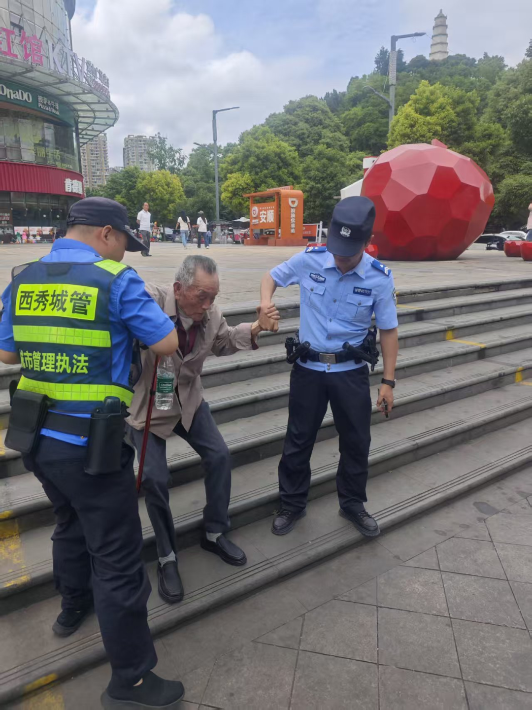 西秀区城管局 暖心救助走失老人 温情城管守护民生温度