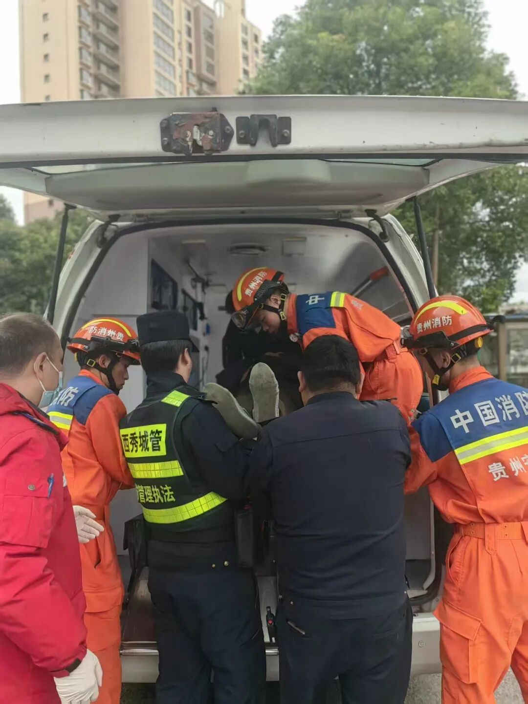 西秀区城管局 坚守考点护高考 紧急救助显温情
