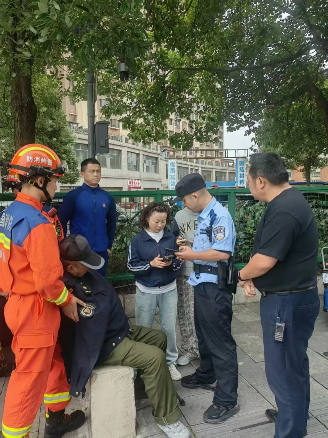 西秀区城管局 坚守考点护高考 紧急救助显温情
