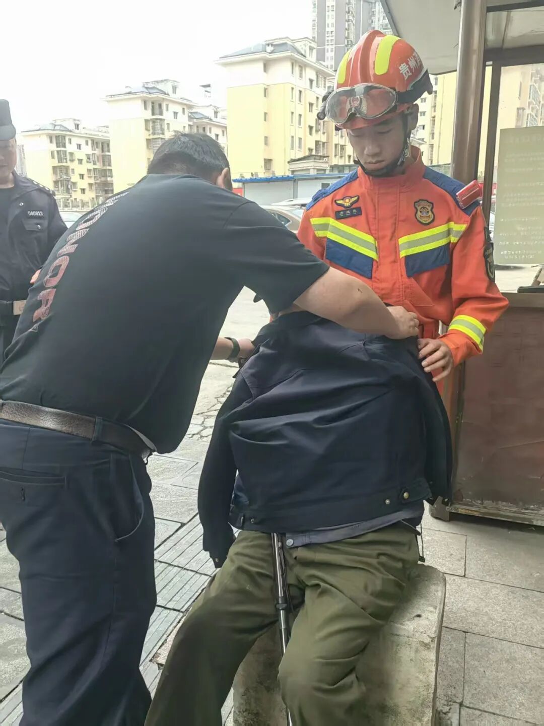 西秀区城管局 坚守考点护高考 紧急救助显温情