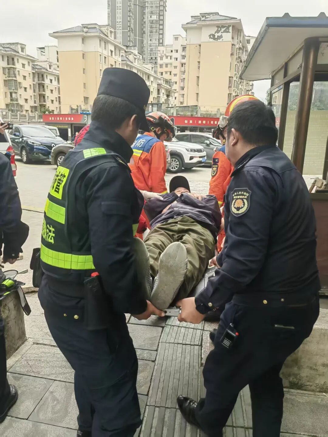 西秀区城管局 坚守考点护高考 紧急救助显温情
