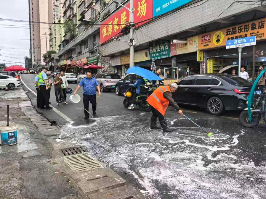 西秀区城管局 快速处置路面油污隐患 全力保障道路通行安全