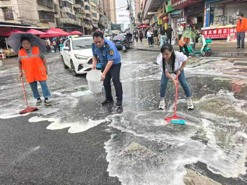 西秀区城管局 快速处置路面油污隐患 全力保障道路通行安全