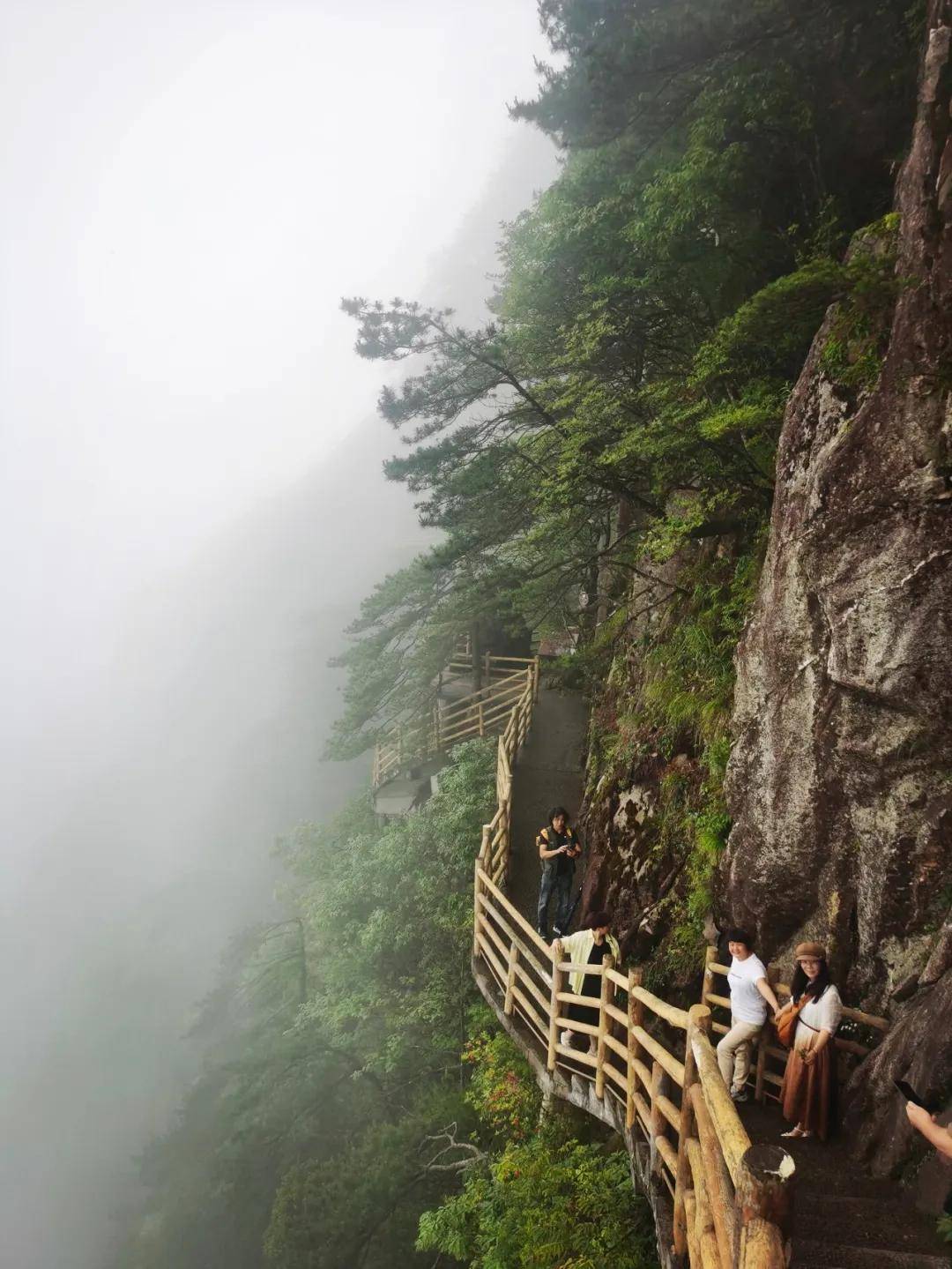 不负青云圣境,留住明月山魂——周波《穿星月幽境,步青云仙踪》品读
