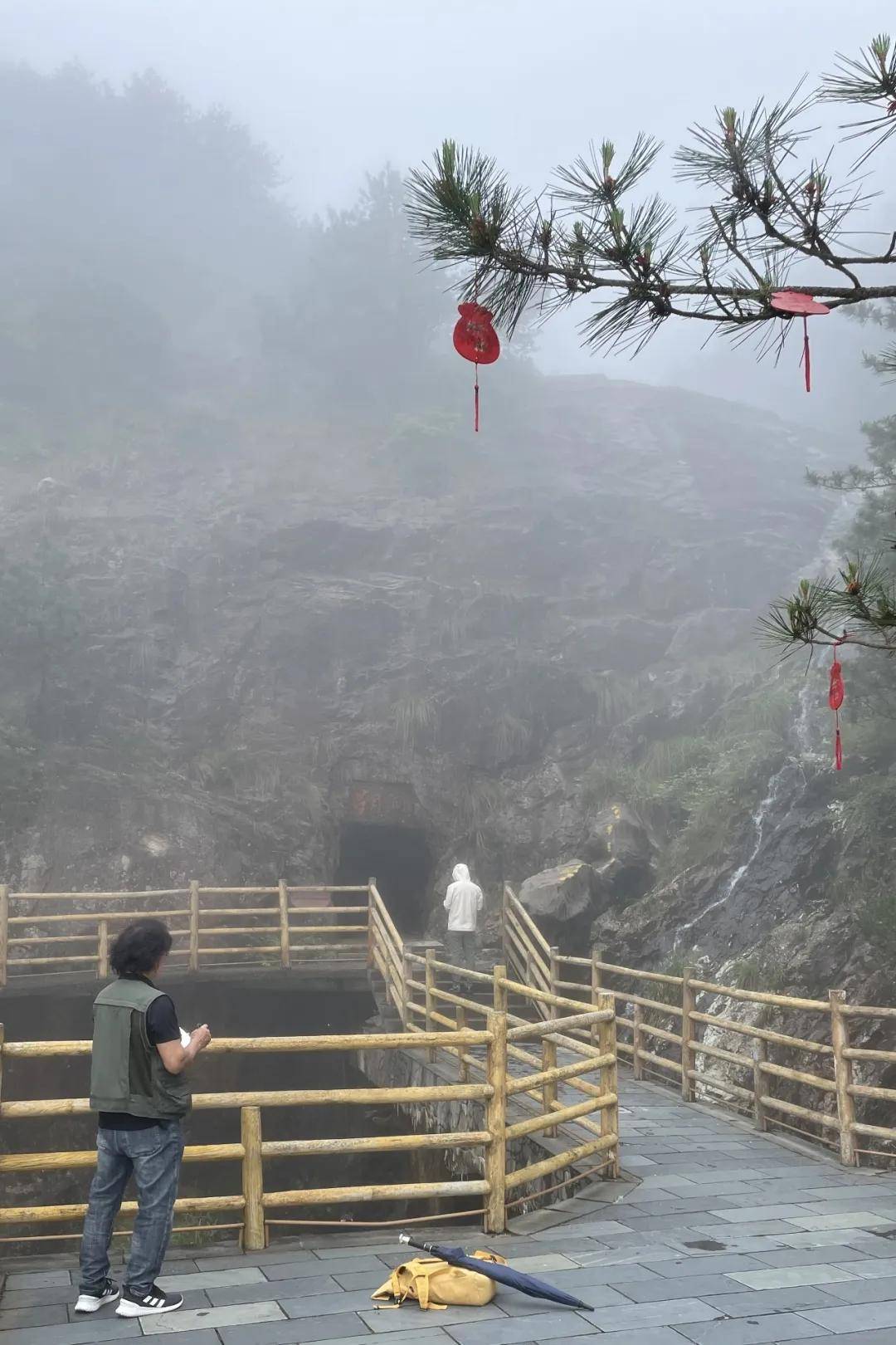 不负青云圣境,留住明月山魂——周波《穿星月幽境,步青云仙踪》品读