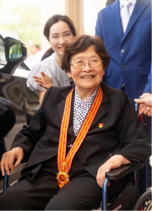 90岁奶奶坐轮椅领七一勋章:曾硬刚日本专家,一生为中国制造撑腰