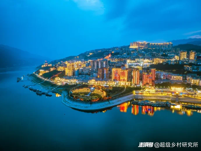 比重庆主城更8D魔幻的地方出现了！这里的人出门通勤靠电梯，用无人机送水果，在山顶建飞机场