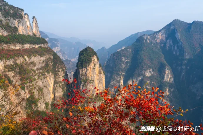 比重庆主城更8D魔幻的地方出现了！这里的人出门通勤靠电梯，用无人机送水果，在山顶建飞机场