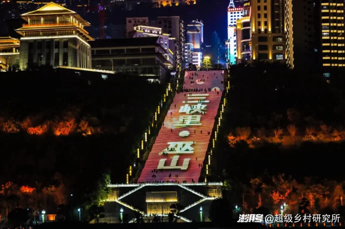 比重庆主城更8D魔幻的地方出现了！这里的人出门通勤靠电梯，用无人机送水果，在山顶建飞机场