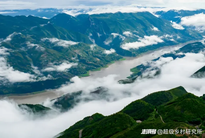 比重庆主城更8D魔幻的地方出现了！这里的人出门通勤靠电梯，用无人机送水果，在山顶建飞机场