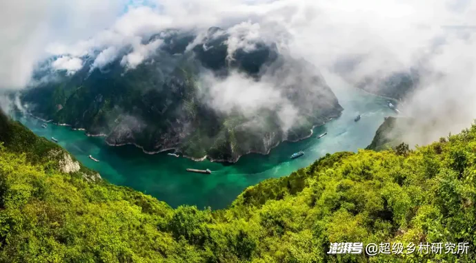 比重庆主城更8D魔幻的地方出现了！这里的人出门通勤靠电梯，用无人机送水果，在山顶建飞机场