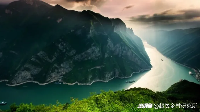 比重庆主城更8D魔幻的地方出现了！这里的人出门通勤靠电梯，用无人机送水果，在山顶建飞机场