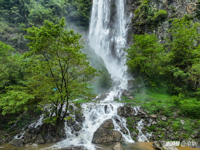 竹溪秦坪瀑布：藏在秦巴山区的免费野生瀑布，气势比景区更震撼
