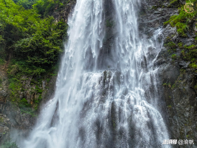 竹溪秦坪瀑布：藏在秦巴山区的免费野生瀑布，气势比景区更震撼
