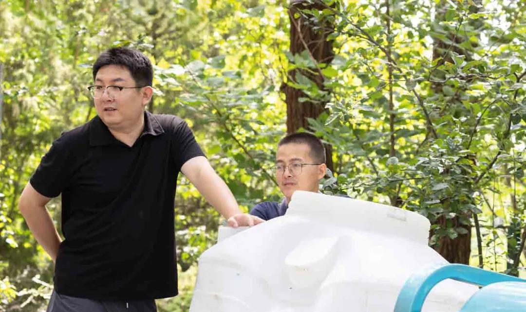 博士毕业给鹿“送外卖”?这几件事,一般人还真做不了→