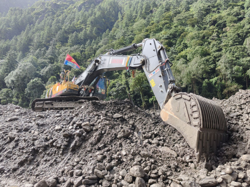 各方力量持续开展吉隆泥石流灾害救援