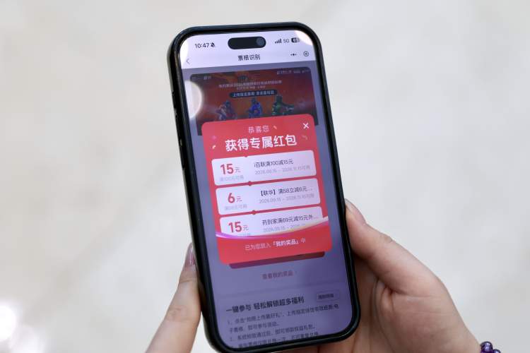最低票价40元!艺术节半价优惠票线下开售,有市民凌晨4点排队抢购,还吸引了海外留学生驻足
