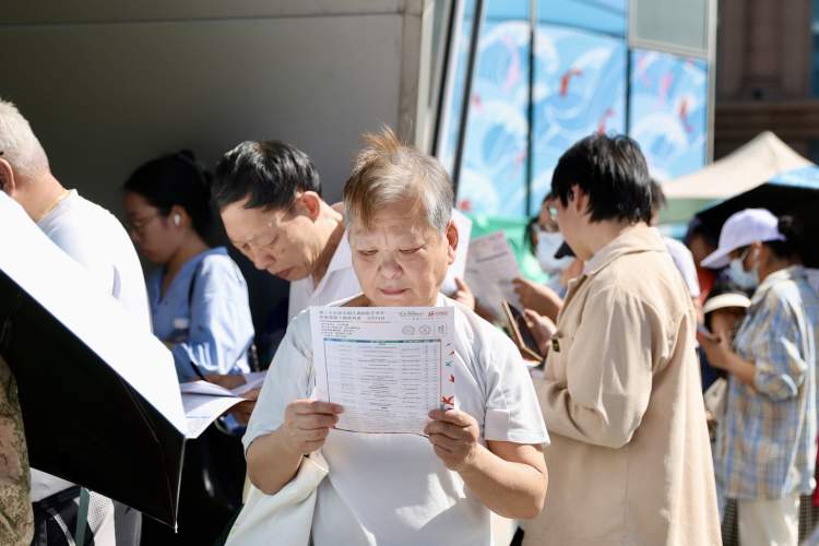 最低票价40元!艺术节半价优惠票线下开售,有市民凌晨4点排队抢购,还吸引了海外留学生驻足