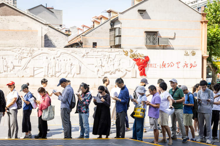 最低票价40元!艺术节半价优惠票线下开售,有市民凌晨4点排队抢购,还吸引了海外留学生驻足