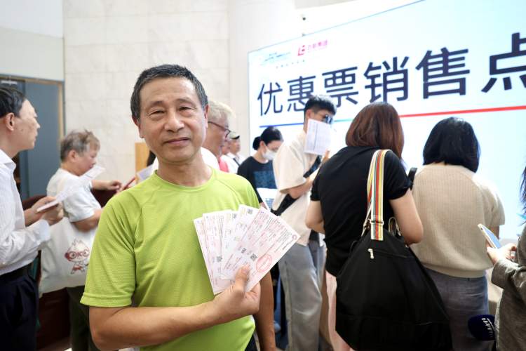最低票价40元!艺术节半价优惠票线下开售,有市民凌晨4点排队抢购,还吸引了海外留学生驻足