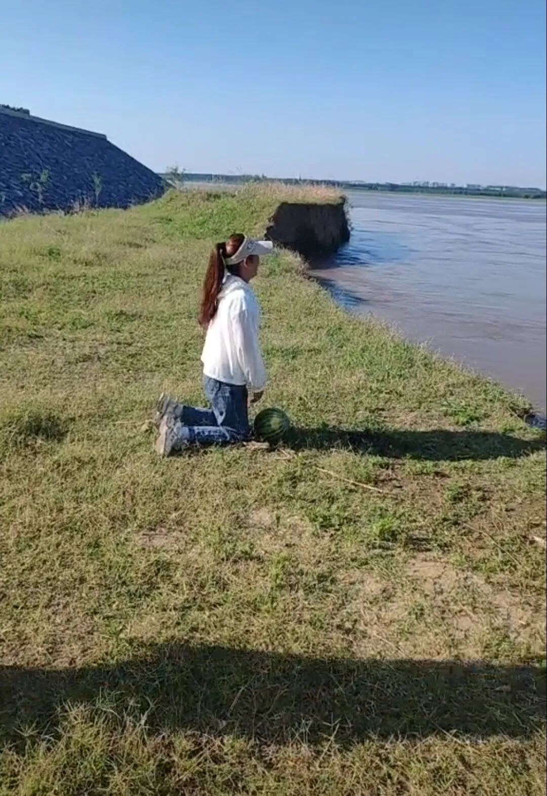 与男友在黄河边约会后失踪的19岁女孩已找到，遗体经尸检后已火化，警方审查认为现有证据无法证实犯罪事实