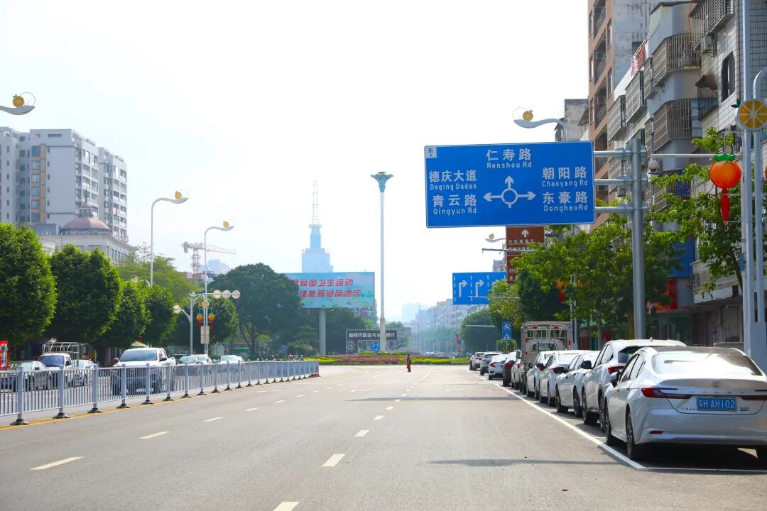 焕新亮相！德庆康城大道升级六车道！贡柑路灯点亮小城夜色