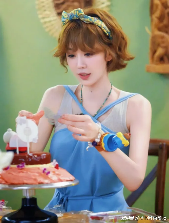 姜妍的“小姨”风，你爱了么，她在中餐厅的穿搭温柔又时髦