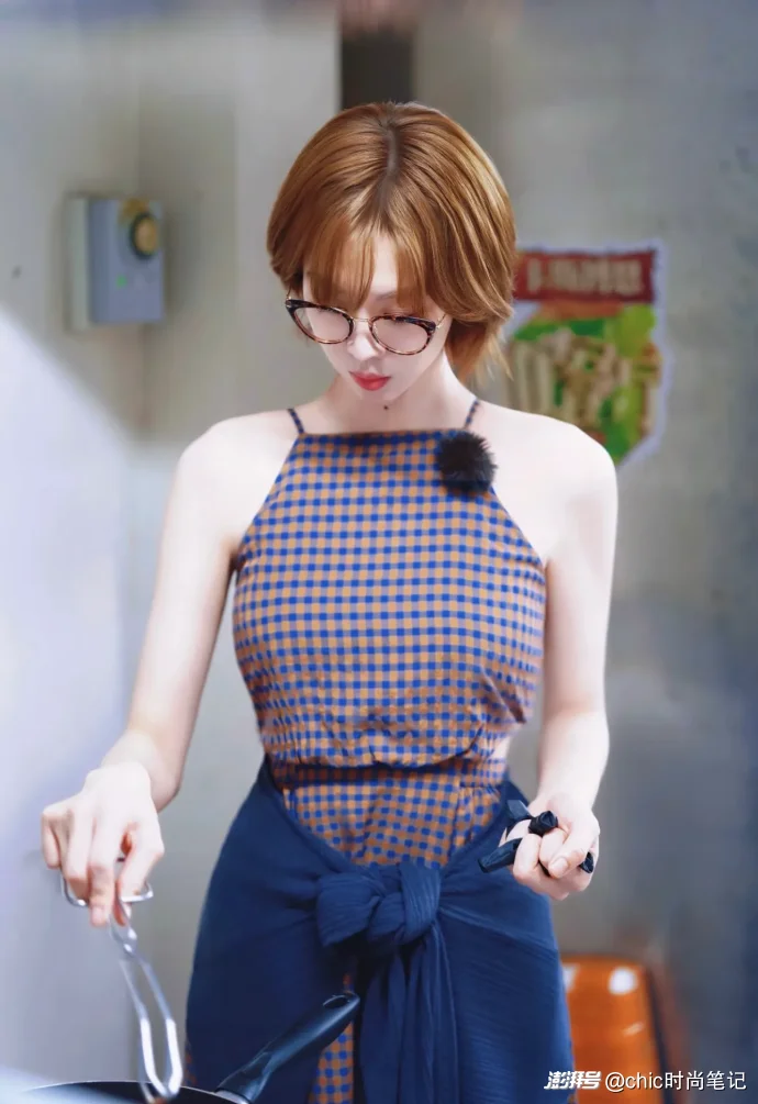姜妍的“小姨”风，你爱了么，她在中餐厅的穿搭温柔又时髦