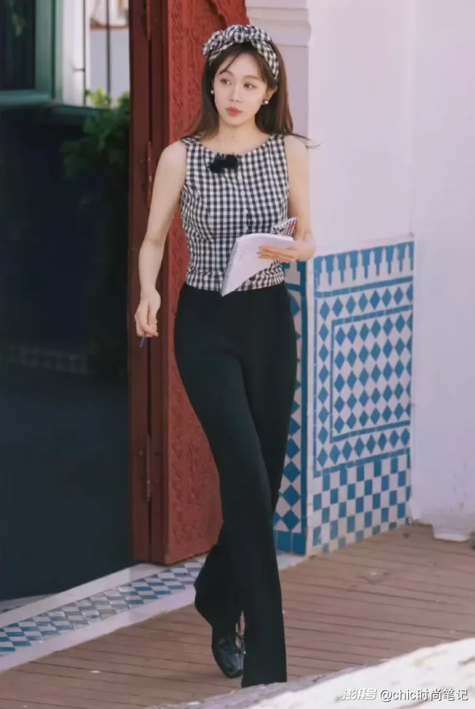 姜妍的“小姨”风，你爱了么，她在中餐厅的穿搭温柔又时髦