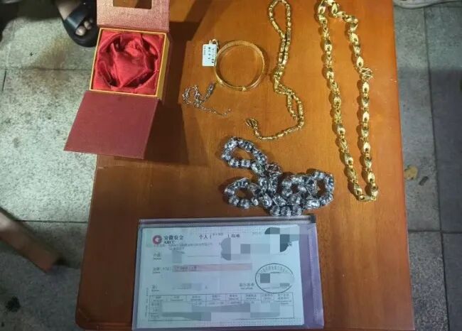 搬家时女儿踩坏床头柜，怕被爸爸责怪，和妈妈商量后扔掉；两天后妈妈想起柜子里有370多克黄金、铂金饰品