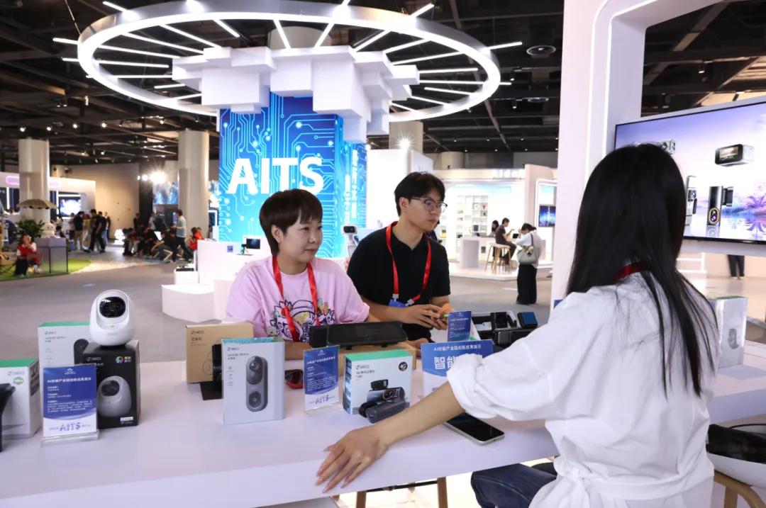 400余款AI终端创新成果亮相北京亦庄,全国首批L3级AI终端产品首展首秀