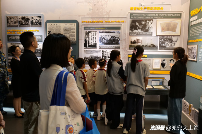 守护数字韧性·共育时代新人——上海电力大学人工智能学部推进“大中小社一体化”数字素养培育