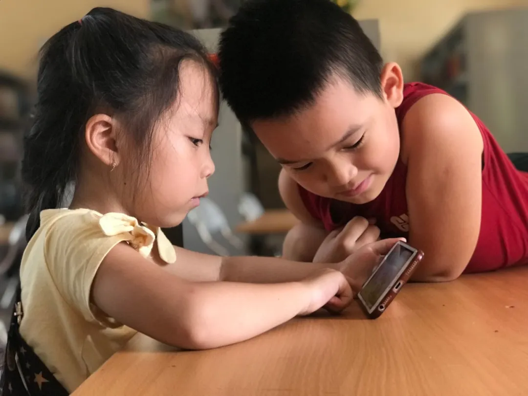 孩子到底多大可以有手机？每天能玩多久？参考答案来了！
