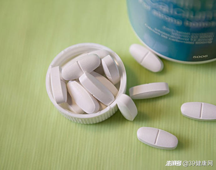 中老年人补钙:每天多少毫克才够,怎么吃才算补进去