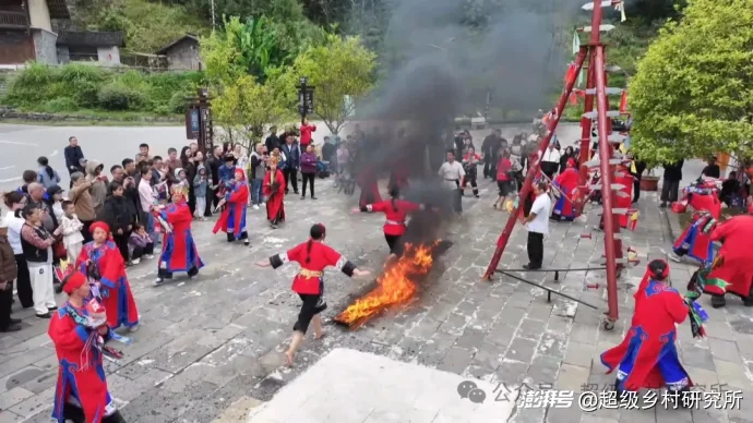 湖南贵州重庆3省交界处的一座云端苗寨,年吸引88万人参观,18个溶洞串联成亚洲第一奇洞