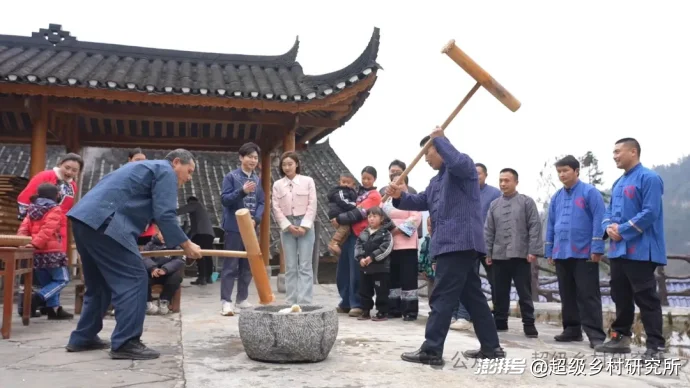 湖南贵州重庆3省交界处的一座云端苗寨,年吸引88万人参观,18个溶洞串联成亚洲第一奇洞