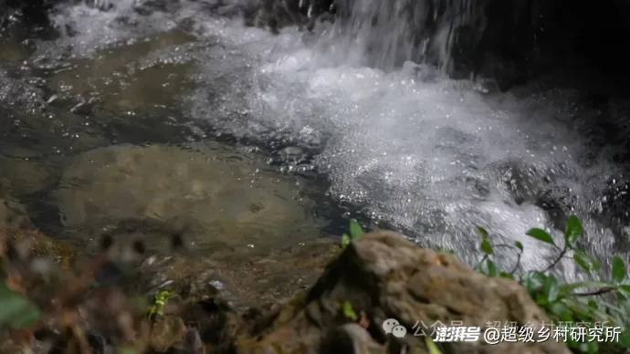 湖南贵州重庆3省交界处的一座云端苗寨,年吸引88万人参观,18个溶洞串联成亚洲第一奇洞