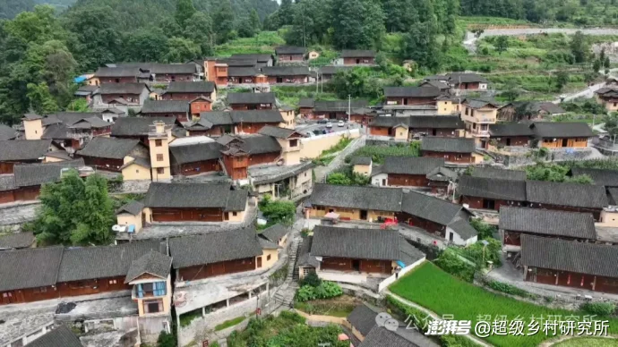 湖南贵州重庆3省交界处的一座云端苗寨,年吸引88万人参观,18个溶洞串联成亚洲第一奇洞