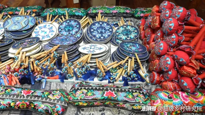 湖南贵州重庆3省交界处的一座云端苗寨,年吸引88万人参观,18个溶洞串联成亚洲第一奇洞