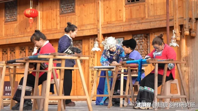 湖南贵州重庆3省交界处的一座云端苗寨,年吸引88万人参观,18个溶洞串联成亚洲第一奇洞