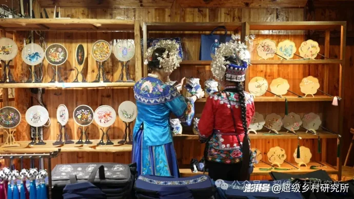 湖南贵州重庆3省交界处的一座云端苗寨,年吸引88万人参观,18个溶洞串联成亚洲第一奇洞