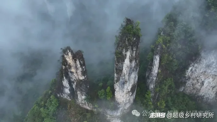 湖南贵州重庆3省交界处的一座云端苗寨,年吸引88万人参观,18个溶洞串联成亚洲第一奇洞