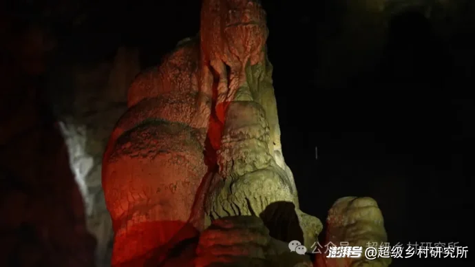湖南贵州重庆3省交界处的一座云端苗寨,年吸引88万人参观,18个溶洞串联成亚洲第一奇洞