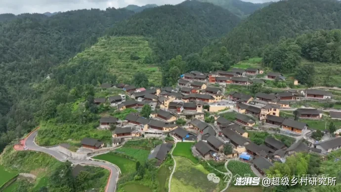 湖南贵州重庆3省交界处的一座云端苗寨,年吸引88万人参观,18个溶洞串联成亚洲第一奇洞