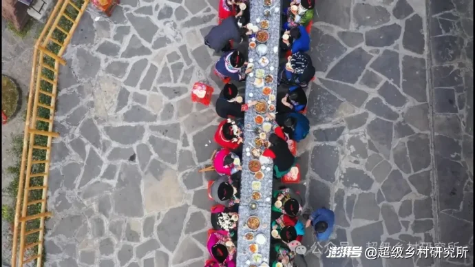 湖南贵州重庆3省交界处的一座云端苗寨,年吸引88万人参观,18个溶洞串联成亚洲第一奇洞
